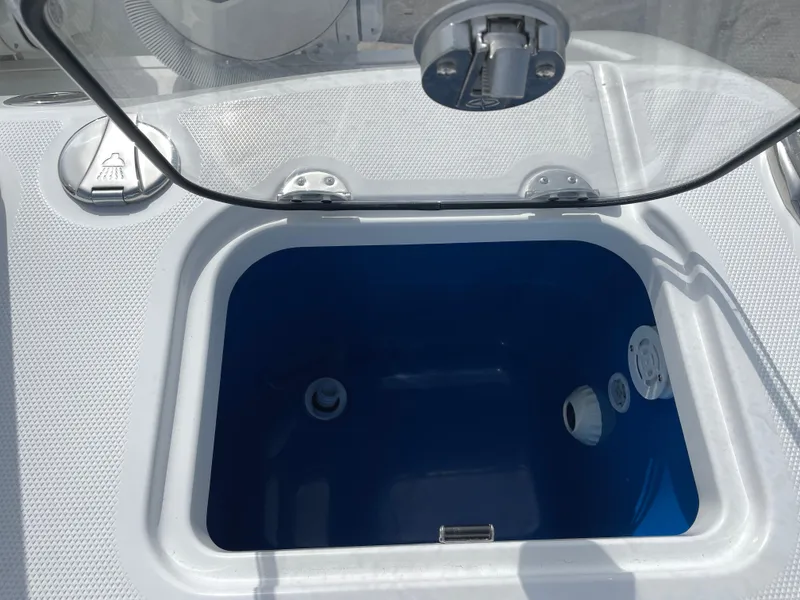 Slide: The Image of Everglades 375 Center Console 2026 - 60