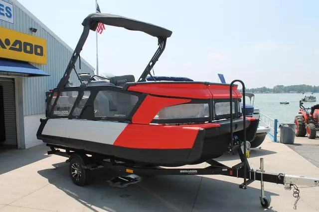 Slide: The Image of Sea-Doo Switch® Cruise 18-130 hp 2023 - 1