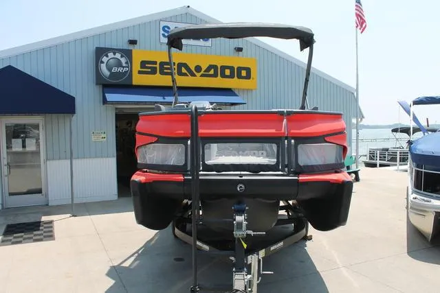 Slide: The Image of Sea-Doo Switch® Cruise 18-130 hp 2023 - 2