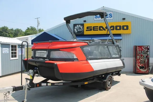 Slide: The Image of Sea-Doo Switch® Cruise 18-130 hp 2023 - 3