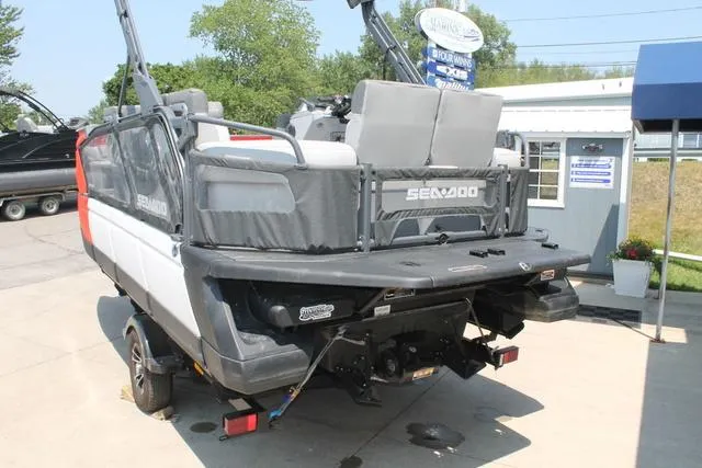 Slide: The Image of Sea-Doo Switch® Cruise 18-130 hp 2023 - 4