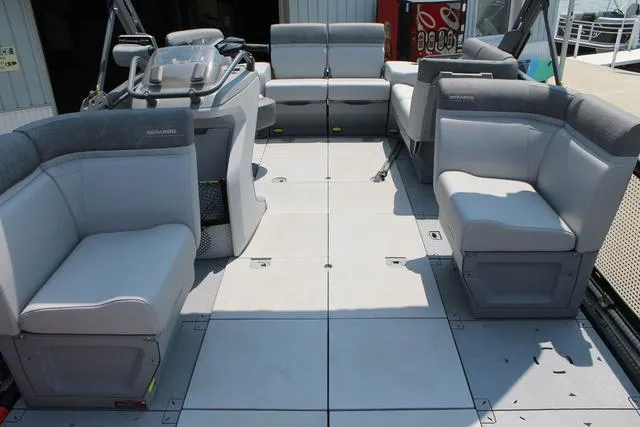 Slide: The Image of Sea-Doo Switch® Cruise 18-130 hp 2023 - 6