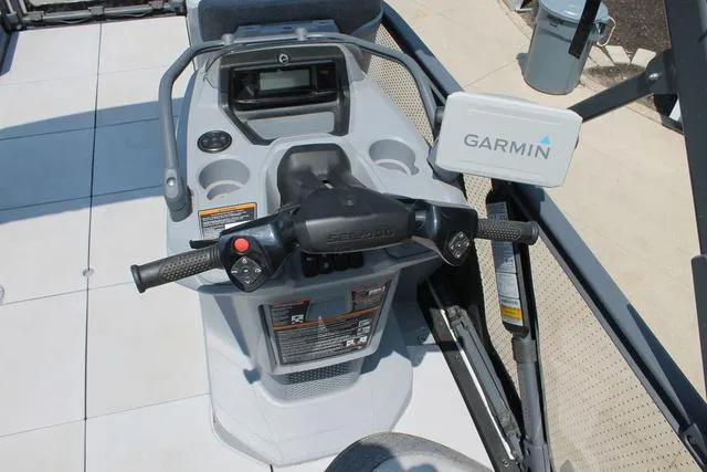 Slide: The Image of Sea-Doo Switch® Cruise 18-130 hp 2023 - 7