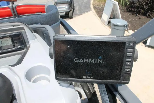 Slide: The Image of Sea-Doo Switch® Cruise 18-130 hp 2023 - 9