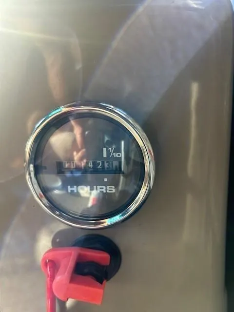 Slide: The Image of Hour meter on 2022 Sun Tracker Party Barge 22 XP3, showing 142.1 hours. - 18