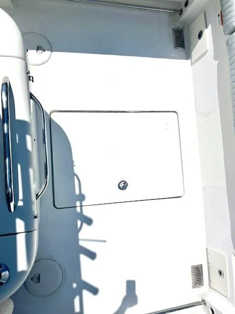 Slide: The Image of 2006 Hydra-Sports Vector 2900 CC boat deck with storage hatch and railing. - 23