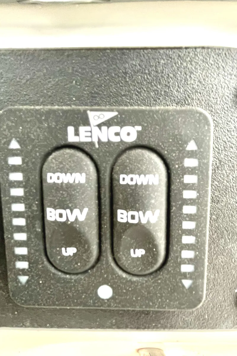 Slide: The Image of Lenco trim tab control panel on 2006 Hydra-Sports Vector 2900 CC boat. - 27