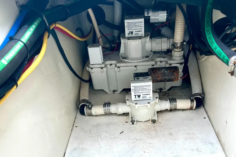 Slide: The Image of 2006 Hydra-Sports Vector 2900 CC boat wiring and pump system in compartment. - 29