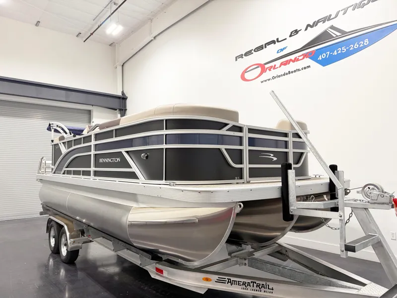 Slide: The Image of 2025 Bennington 20 S STERN RADIUS pontoon boat, rear view in a showroom. - 4