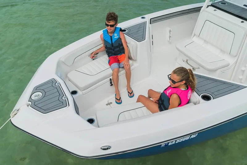 Slide: The Image of Two children in life vests sitting on a 2018 Yamaha Boats 210 FSH Sport. - 10