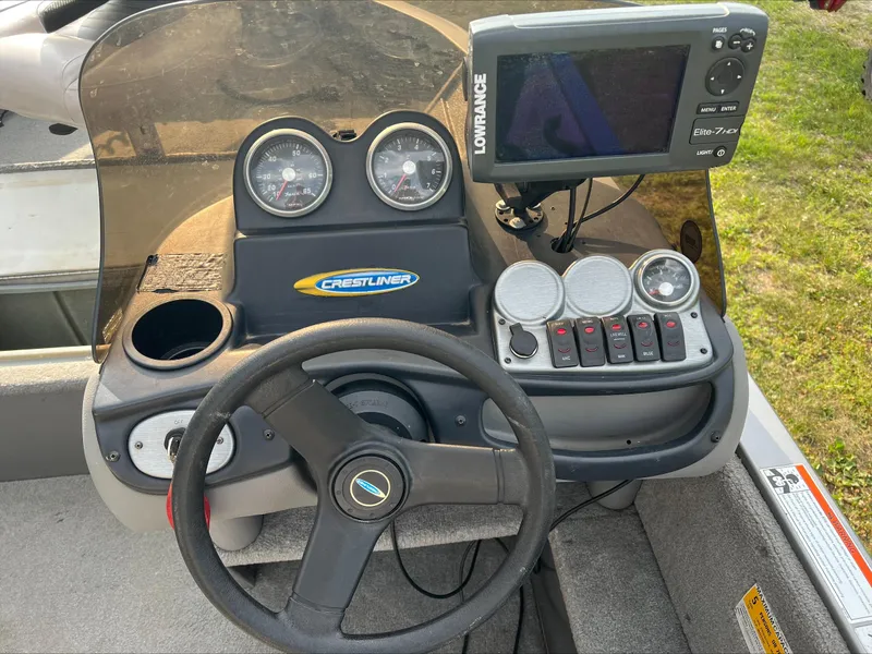 Slide: The Image of 2009 Crestliner Fish Hawk 1600 SC dashboard with steering wheel and Lowrance fish finder. - 4