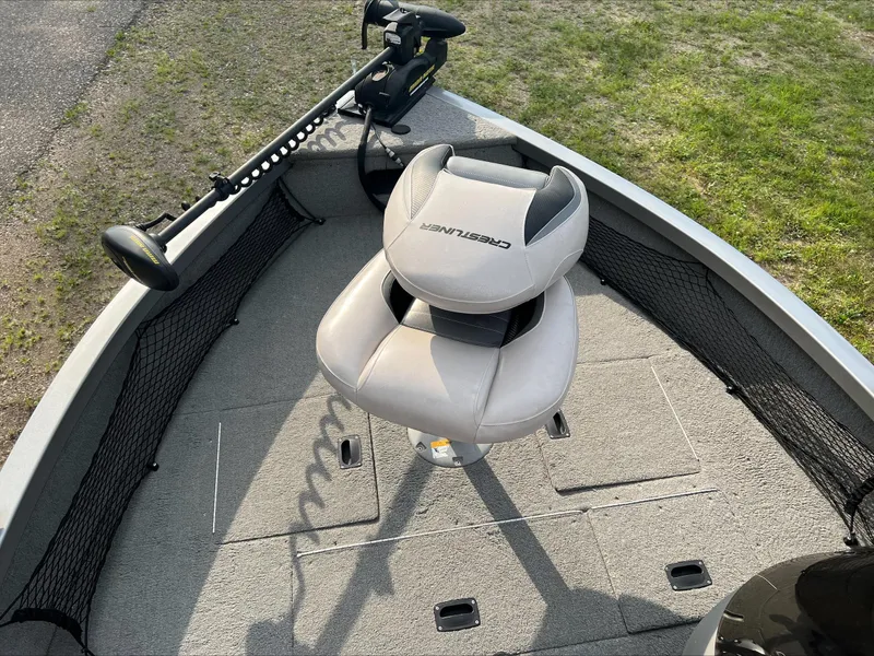 Slide: The Image of 2009 Crestliner Fish Hawk 1600 SC boat with swivel seat and trolling motor. - 8