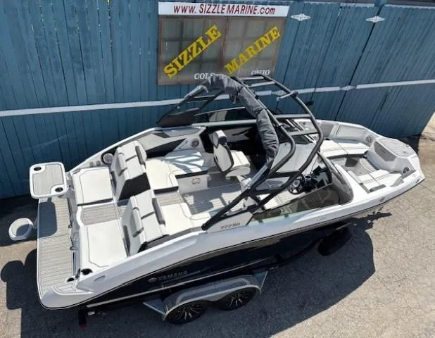 Slide: The Image of 2023 Yamaha Boats 222SD, sleek design, spacious seating, displayed at Sizzle Marine dealership. - 10