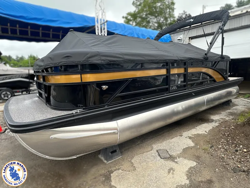 Slide: The Image of 2025 Bennington 22 SSR pontoon boat with black cover at Lakeview Marine. - 13