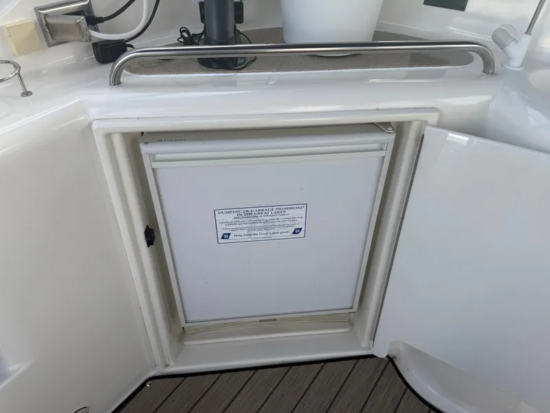 Slide: The Image of Cruisers Yachts 400 Express 2004 - 7