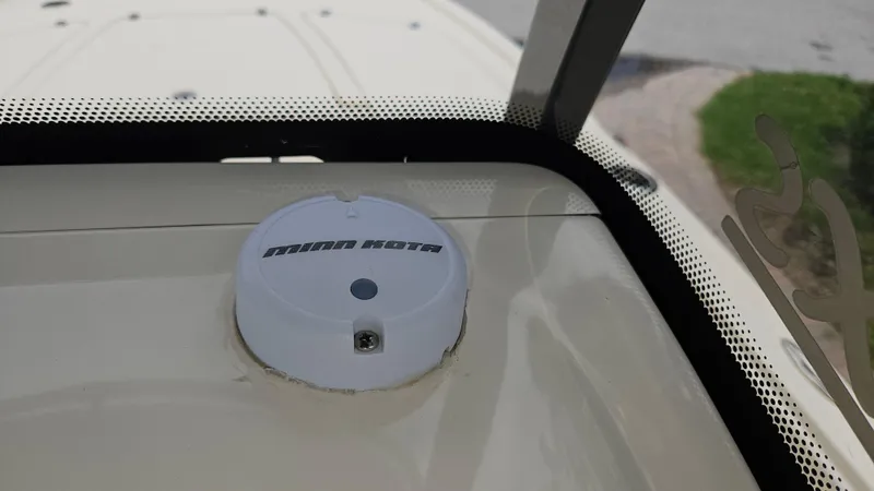 Slide: The Image of Minn Kota component on 2021 Scout 231 XS boat dashboard. - 43