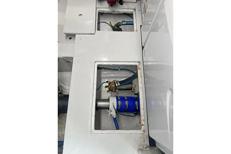 Slide: The Image of Hatteras 60 Convertible 2000 - 51