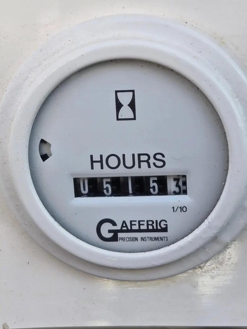 Slide: The Image of Hour meter reading 515.3 hours on a 2004 Fountain 47 Lightning boat. - 12