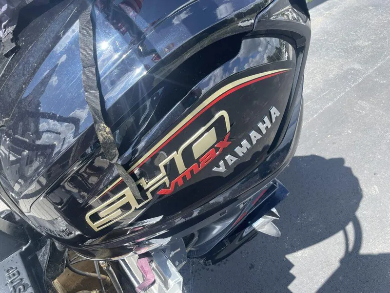 Slide: The Image of Yamaha VMAX outboard motor on 2023 G3 SunCatcher Elite 324 SS boat. - 5