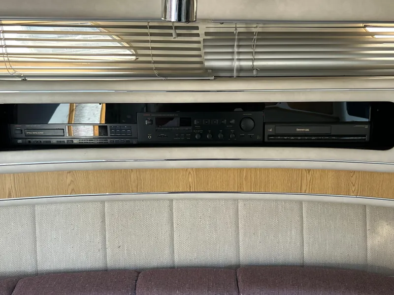 Slide: The Image of Sea Ray 440 Sundancer 1993 - 58