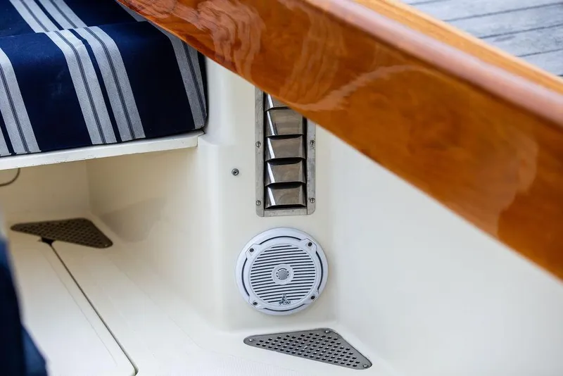 Slide: The Image of Hinckley Picnic Boat 36 Classic 1998 - 51