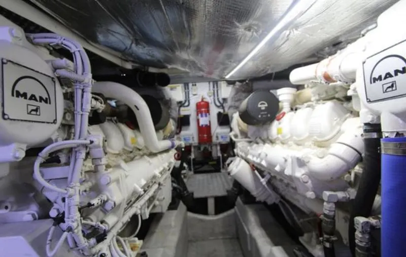 Slide: The Image of Sunseeker Predator 60 2000 - 116