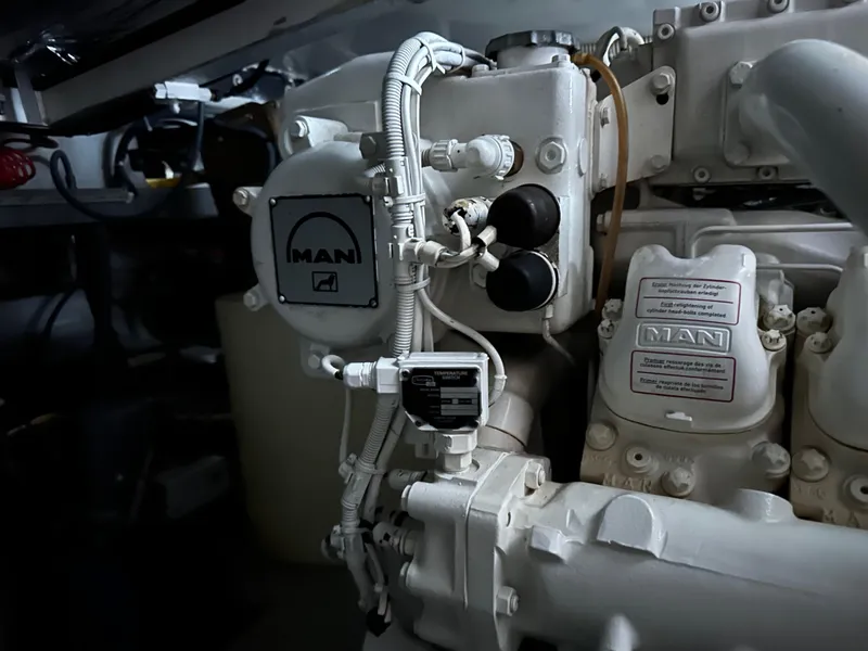 Slide: The Image of Sunseeker Predator 60 2000 - 125