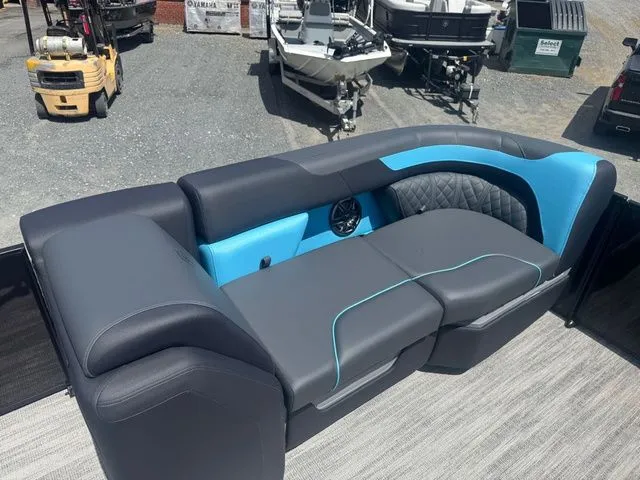 Slide: The Image of Godfrey Sweetwater 2286 SFL - Yamaha 250 SHO 2026 - 11