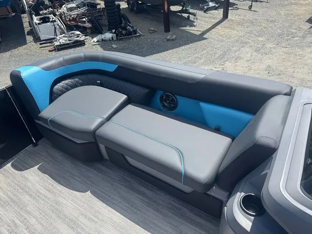 Slide: The Image of Godfrey Sweetwater 2286 SFL - Yamaha 250 SHO 2026 - 12