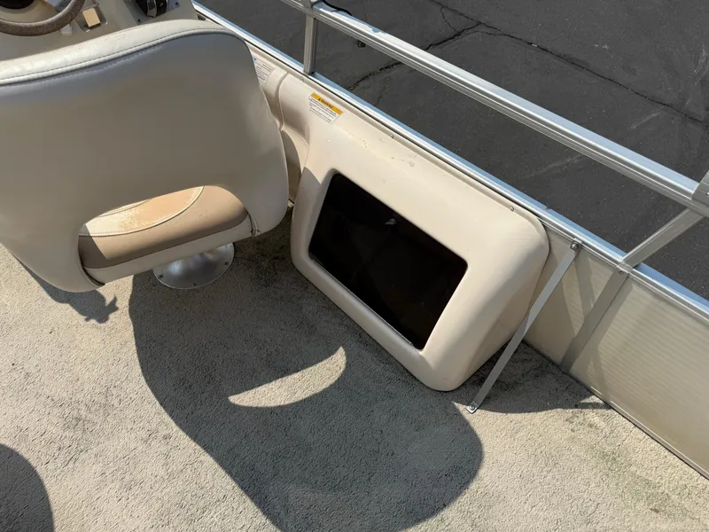 Slide: The Image of Captain's chair and storage compartment on 2006 Sweetwater 23860DF boat deck. - 15
