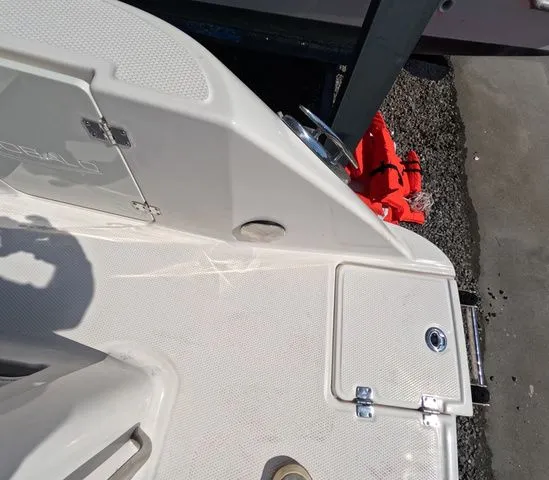 Slide: The Image of Robalo R242 Explorer 2023 - 13