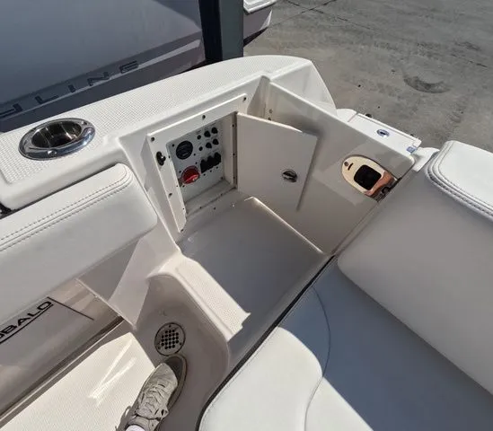 Slide: The Image of Robalo R242 Explorer 2023 - 15