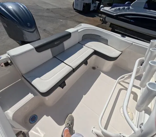 Slide: The Image of Robalo R242 Explorer 2023 - 16