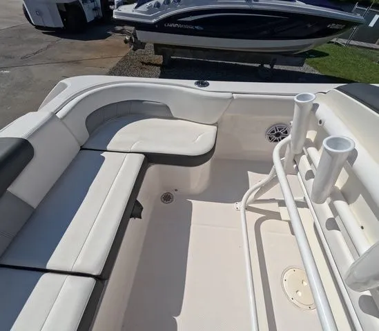 Slide: The Image of Robalo R242 Explorer 2023 - 18