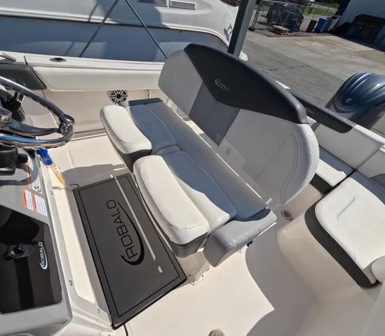 Slide: The Image of Robalo R242 Explorer 2023 - 22