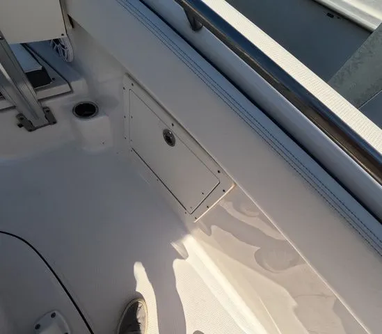 Slide: The Image of Robalo R242 Explorer 2023 - 29