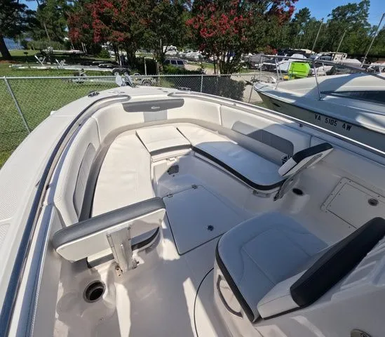 Slide: The Image of Robalo R242 Explorer 2023 - 32