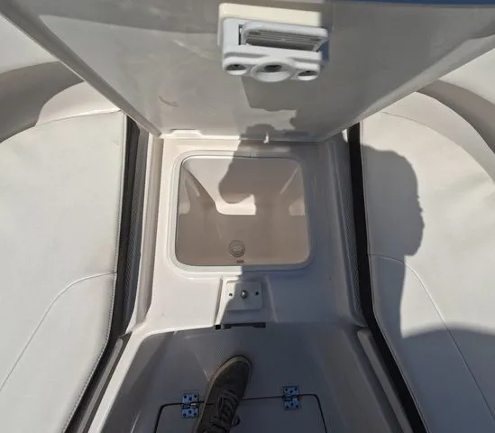 Slide: The Image of Robalo R242 Explorer 2023 - 35