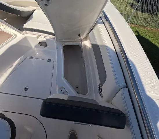 Slide: The Image of Robalo R242 Explorer 2023 - 38