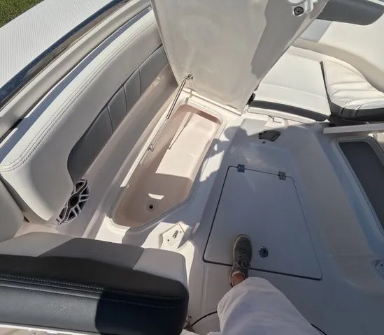 Slide: The Image of Robalo R242 Explorer 2023 - 39