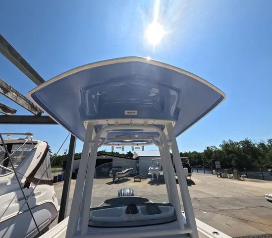 Slide: The Image of Robalo R242 Explorer 2023 - 6