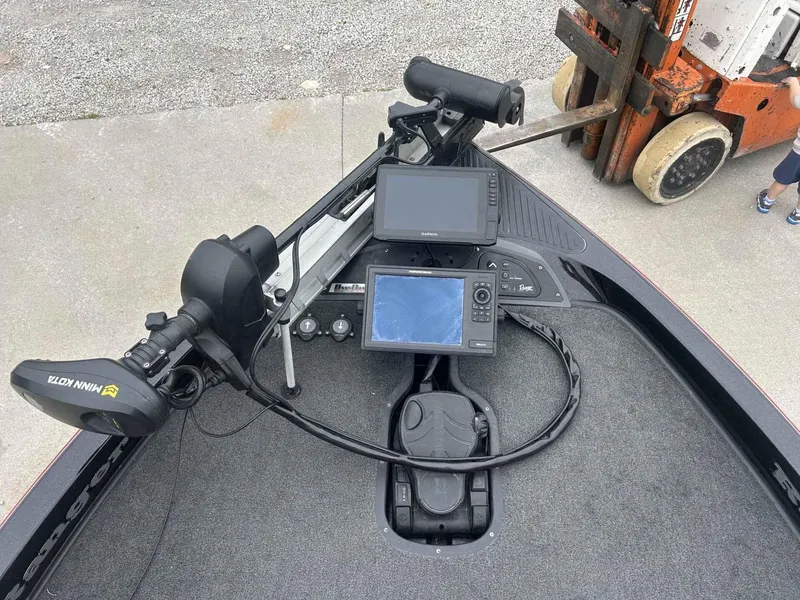 Slide: The Image of 2009 Ranger Z520 boat dashboard with Garmin electronics and Minn Kota trolling motor. - 6