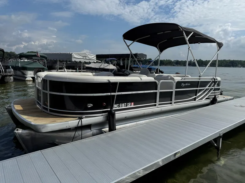The Image of Sanpan 25 pontoon boat docked on a sunny day, 2000 model. - 1