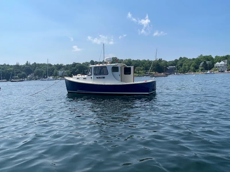 Slide: The Image of 2005 Atlas Boat Works Pompano 21 on calm water, scenic background. - 18