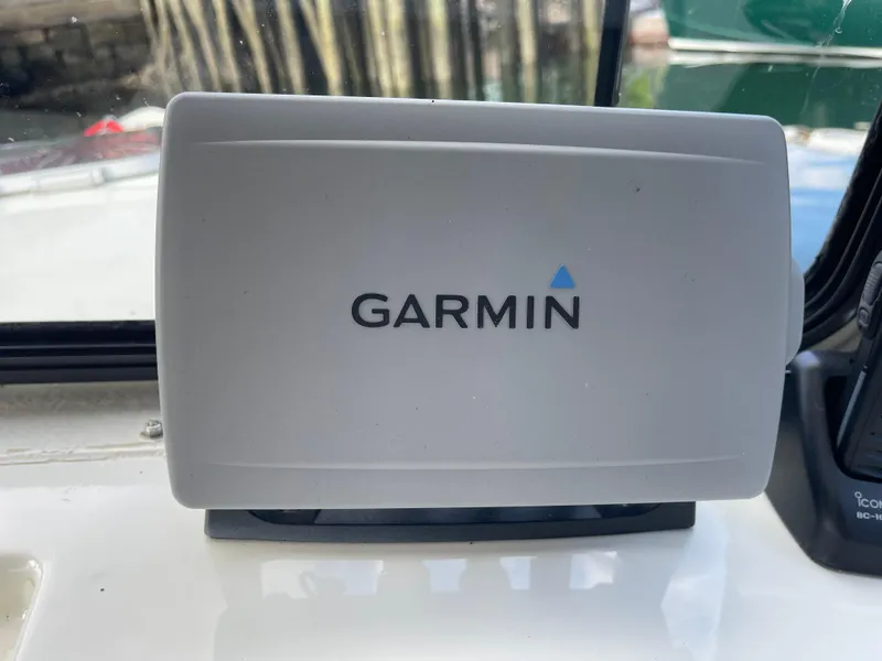 Slide: The Image of Garmin device on 2003 Atlas Boat Works Pompano 21 dashboard. - 51