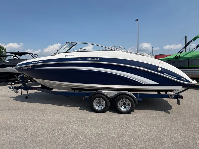 Slide: The Image of Yamaha 242 Limited 2011 - 16