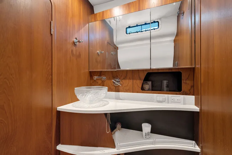 Slide: The Image of Tiara 4300 Sovran 2008 - 24