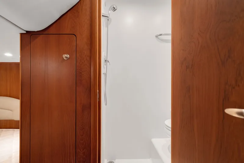 Slide: The Image of Tiara 4300 Sovran 2008 - 25