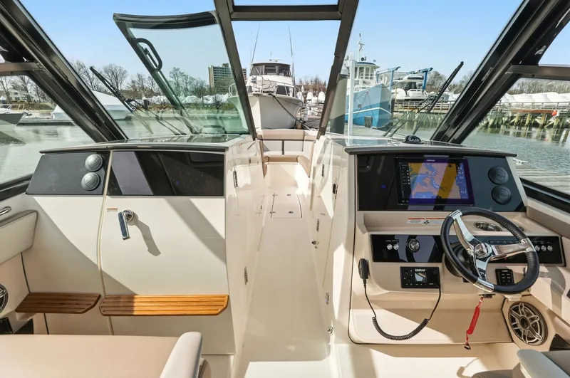 Slide: The Image of Boston Whaler 330 Vantage 2026 - 20