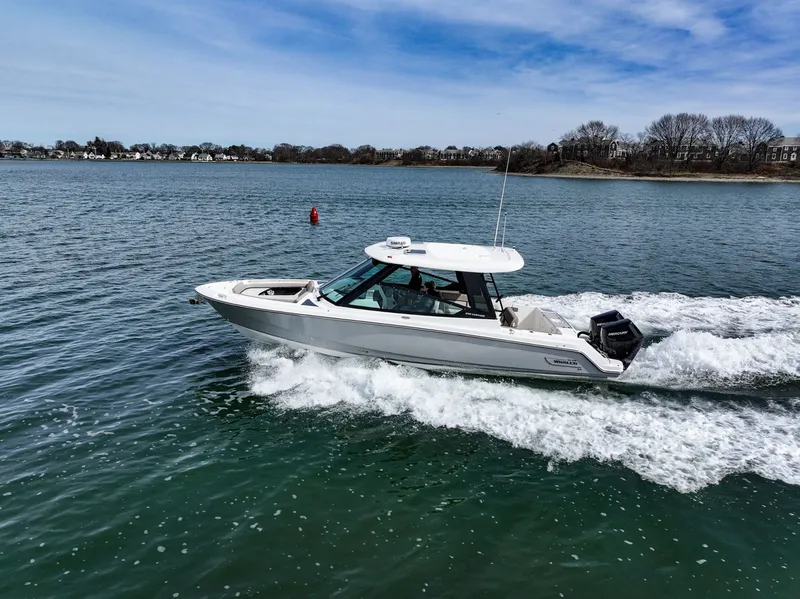 Slide: The Image of Boston Whaler 330 Vantage 2026 - 26